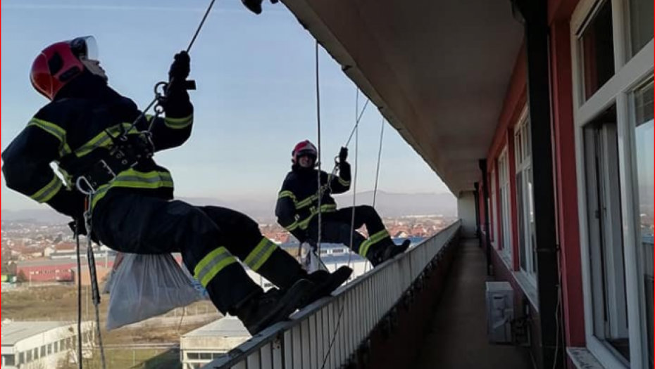 ZAPOMAGANJE ODJEKIVALO IZ STANA, VATROGASCI MORALI DA UĐU PREKO TERASE Baka iz Niša molila za pomoć
