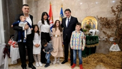 MINISTAR GAŠIĆ NA BOŽIĆ UGOSTIO MAJKU PETORO DECE Mi ćemo voditi računa o vama, ovo je istorijski trenutak (FOTO)