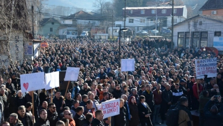 HILJADE SRBA U ŠTRPCU, ŠAKA JADA NA TAJKUNSKOM MITINGU Ovako u antisrpskim medijima izgleda "više desetina" građana na protestu (FOTO/VIDEO)