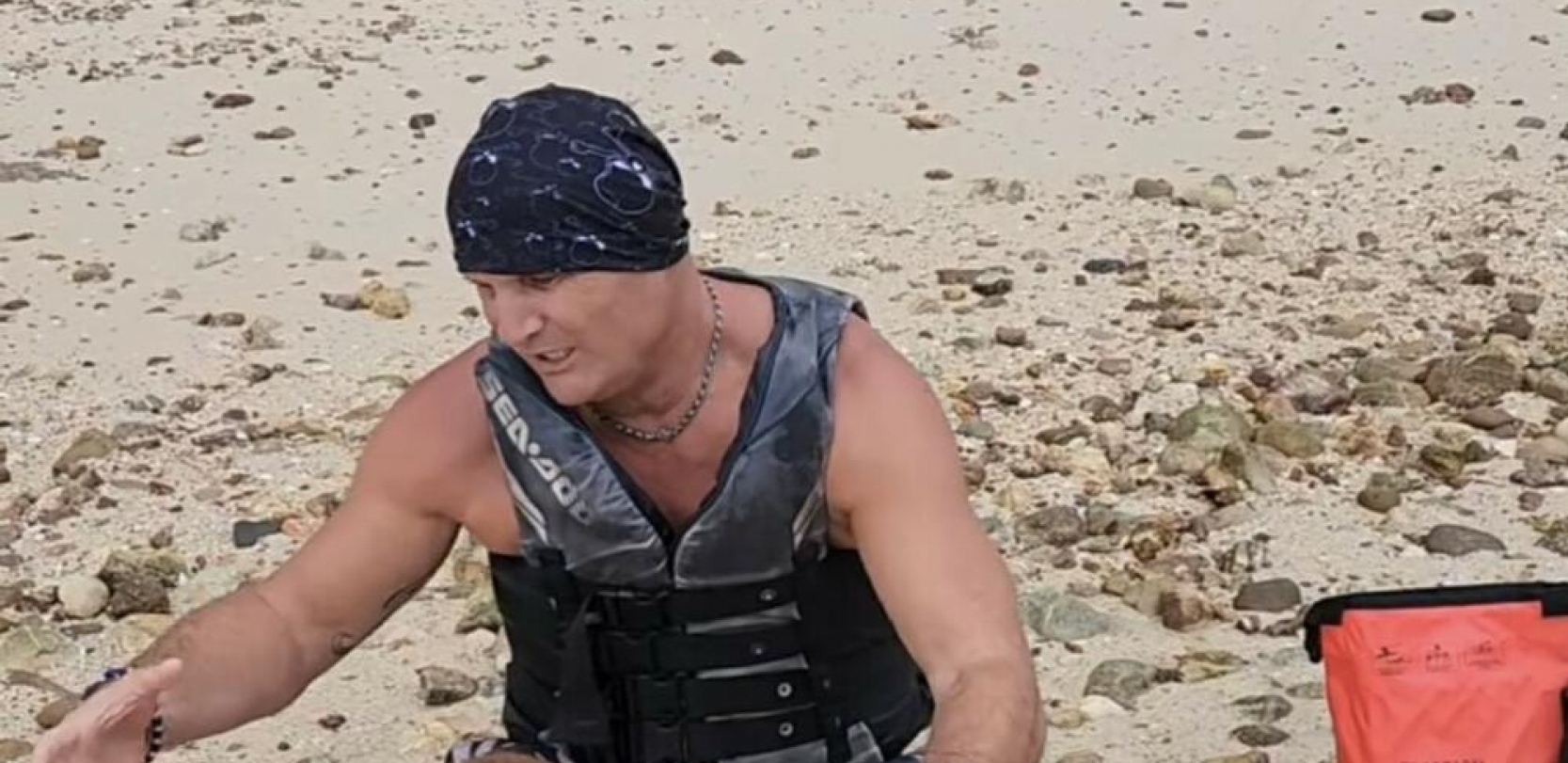 MILI OKRUŽEN KOBRAMA Pojavio se jeziv snimak iz Arfike, zmija mu gmiže oko vrata
