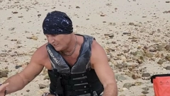 MILI OKRUŽEN KOBRAMA Pojavio se jeziv snimak iz Arfike, zmija mu gmiže oko vrata