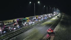 VOZILA NAČIČKANA, KOLONE U NEDOGLED! Saobraćaj u kolapsu na državni praznik, nema gde igla da padne! (FOTO)