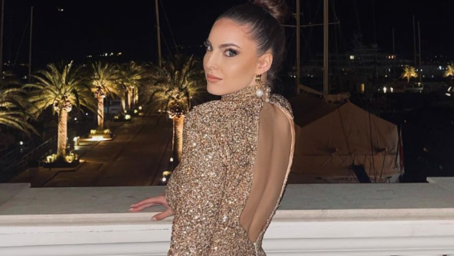 ON JE DEČKO DŽEJLE RAMOVIĆ? Pevačica u društvu misterioznog muškarca, sa njim je otputovala u Dubai, a sada su se mreže usijale zbog njihove zajedničke fotke!