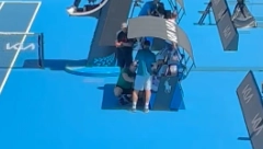 DRAMA U MELBURNU Novak morao ranije da prekine trening meč, svi su se okupili oko njega, šta se dešava sa Đokovićem? (VIDEO)