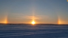 TRI SUNCA NA NEBU IZNAD RUSIJE! Neverovatna pojava snimljena na horizontu sibirskog grada! (VIDEO)