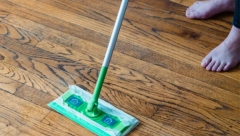 Jednom mesečno u vodu za brisanje podova dodajte kašiku ovog začina: Kuća će zablistati kao nikada pre