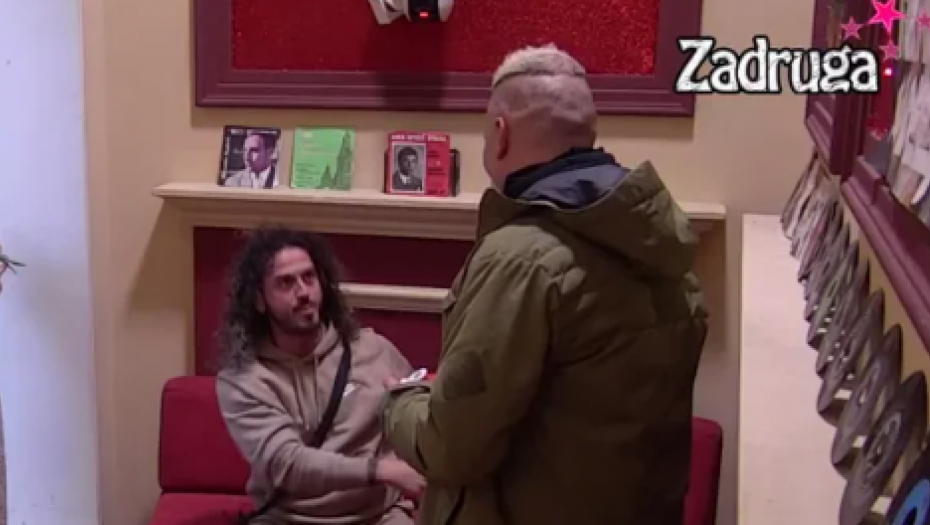 BRENDON RAZOTKRIO DA JE PEVAČ BIO SA MUŠKARCEM Šokantne optužbe, slao slike, postoje i dokazi, on pocrveno od stida!