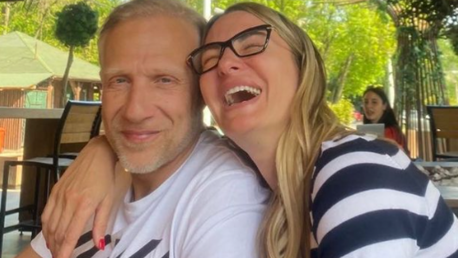 SUPRUGA MILANA KALINIĆA NAKON RAZVODA POSLALA MOĆNU PORUKU Sandra zapalila mreže, svi komentarišu njen izgled, evo kako sada živi
