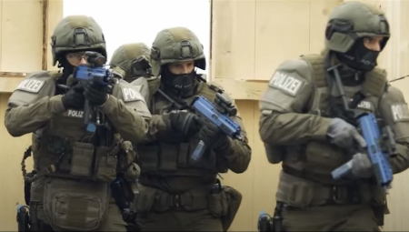 SPECIJALNE JEDINICE KOBRE U AKCIJI! Ženi prerezao vrat, pa se RAZNEO BOMBOM u podrumu