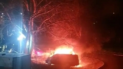 PRIŠAO SA KAPULJAČOM, POLIO GA BENZINOM I ZAPALIO Izgoreo terenac u Čačku, vatrogasci jedva obuzdali buktinju (FOTO)