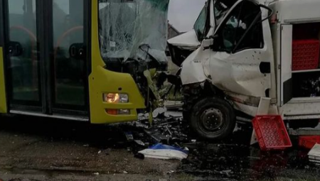 DELOVI UNIŠTENIH VOZILA RASUTI PO CELOM PUTU Direktan sudar kamiona i autobusa kod Šida (FOTO)
