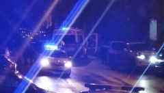 DRAMA ISPRED MARKETA U NOVOM SADU Potukli se mladići, jedan od njih izboden nožem!