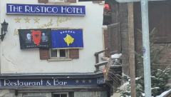 SKANDAL U DAVOSU Zastave „Velike Albanije“ i tzv. Kosova kod hotela u kom će odsesti Vučić!