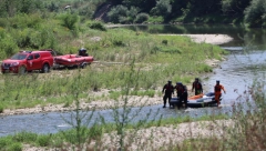 STRAVIČNA SCENA NA RECI LIM Tinejdžerka skočila s mosta i zaglavila se u granju