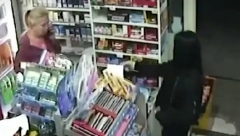 SNIMAK DEVOJKE KOJA JE NAPALA PRODAVAČICU NA ZVEZDARI Hrabra žena krenula na nož! (UZNEMIRIJUĆI VIDEO)