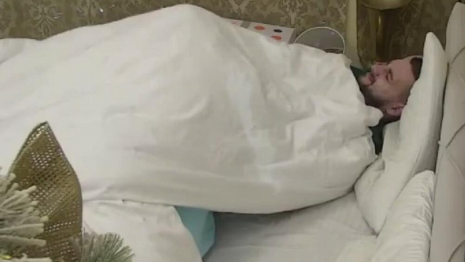 MILJANA ORALNO ZADOVOLJILA ZOLU PRED KAMERAMA On je molio da to ne radi, ONA JOŠ VIŠE PODIVLJALA! (VIDEO)