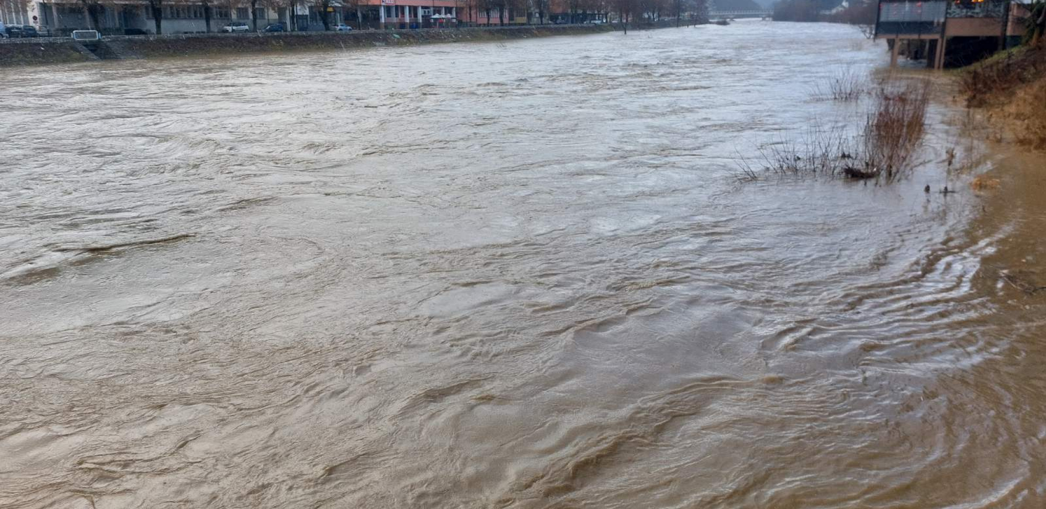 POPLAVE NA KIM U Kosovskoj Mitrovici evakuisano 120 porodica