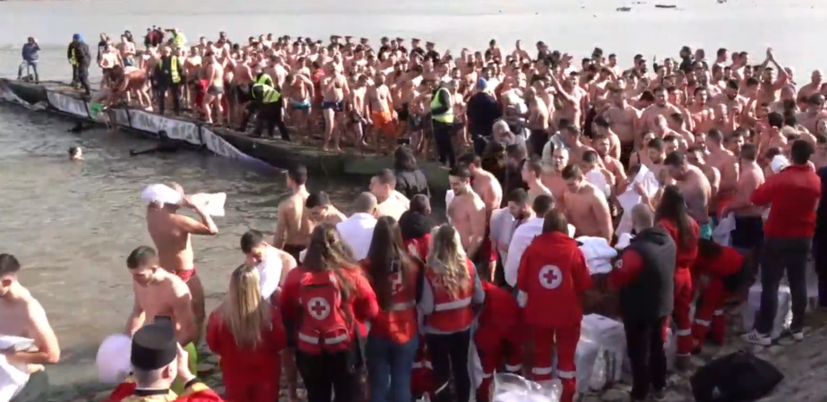 BOGOJAVLJENSKO PLIVANJE ZA ČASNI KRST U nadmetanju za simbol hrišćanstva pobednik je Petar Jović (24) (VIDEO)