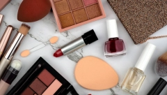 Samo zauzimaju mesto: Ove stvari vam ne trebaju u torbici za šminku