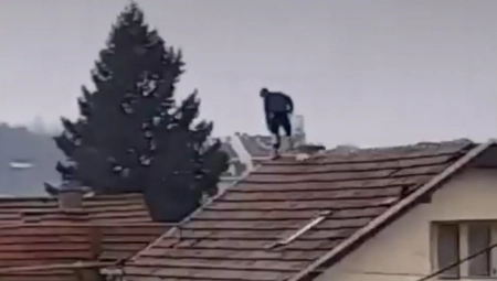 DRAMA U LESKOVCU 19-godišnji mladić koji preti da će skočiti sa krova kuće pobegao iz zatvora? (VIDEO)