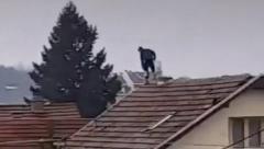 DRAMA U LESKOVCU 19-godišnji mladić koji preti da će skočiti sa krova kuće pobegao iz zatvora? (VIDEO)