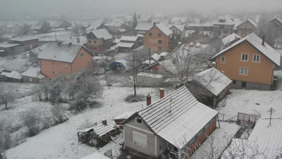 PALO 20 CM SNEGA U ČAČKU Pogledi uprti u nebo, sve ekipe u pripravnosti (FOTO)