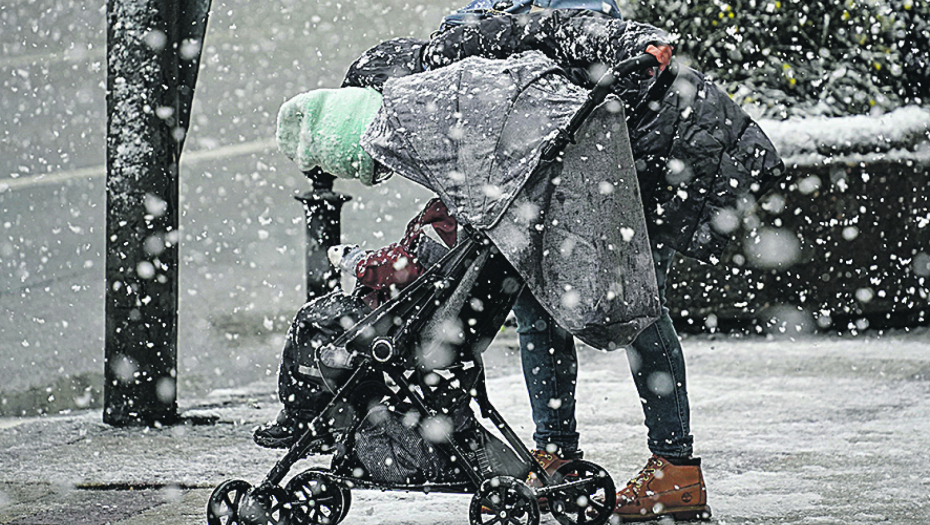 VEJU, VEJU PAHULJE... Pao sneg!