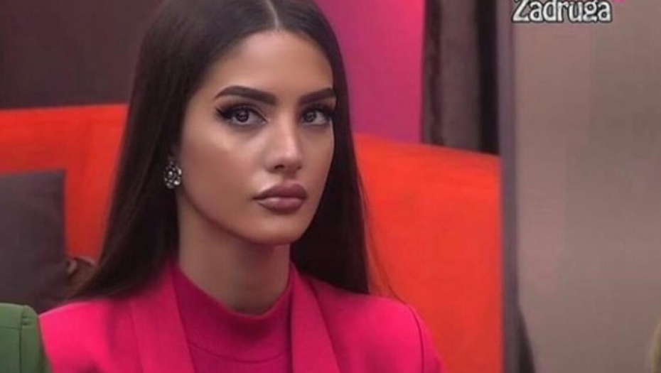 OVO JE LUKSUZNA KUĆA ANĐELE ĐURIČIĆ Lavovi na kapiji, velelepna vila na dva sprata, OTKRIVENO I ČIME JOJ SE BAVE RODITELJI (FOTO)