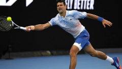 DRAMA U MELBURNU Novak dobio prvi set, a onda je lekar utrčao na teren, Đokoviću potrebna pomoć (FOTO)
