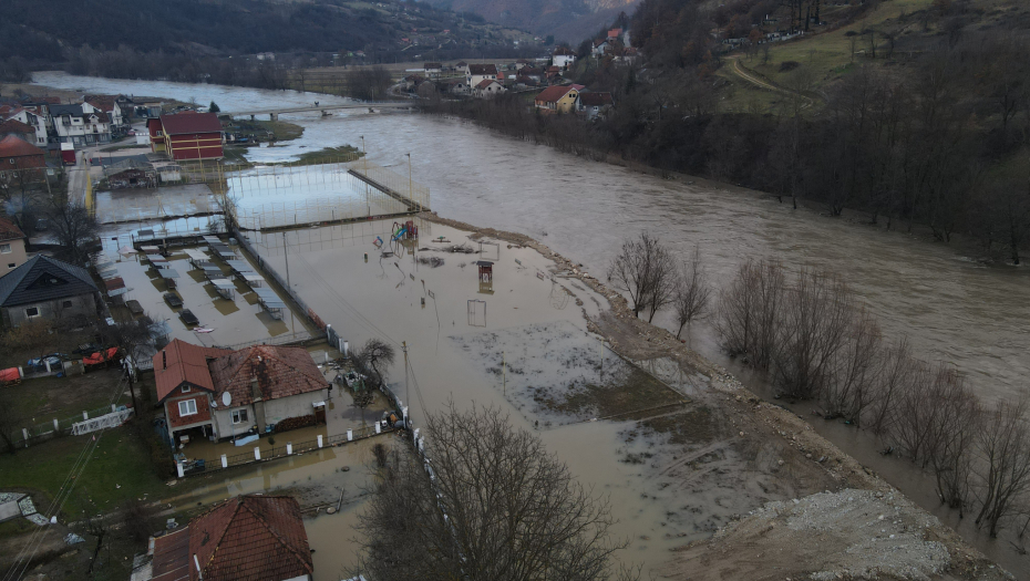 BUJICA ZAROBILA DECU I STARCE U Novoj Varoši poplavljeni putevi, aktiviralo se klizište, voda ušla u kuće i štale
