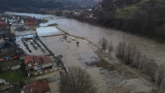 HRABRI POLICAJAC ZADIVIO SRBIJU Skočio u vodu i izvukao ženu iz nabujale reke!
