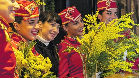 KARNEVAL SA 800 UČESNIKA Praznik mimoze u Herceg Novom