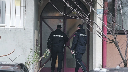 ŽENA IZBOLA MUŽA U SAMOODBRANI Vređao je i udarao, a ona je zgrabila nož i zarila mu u vrat!