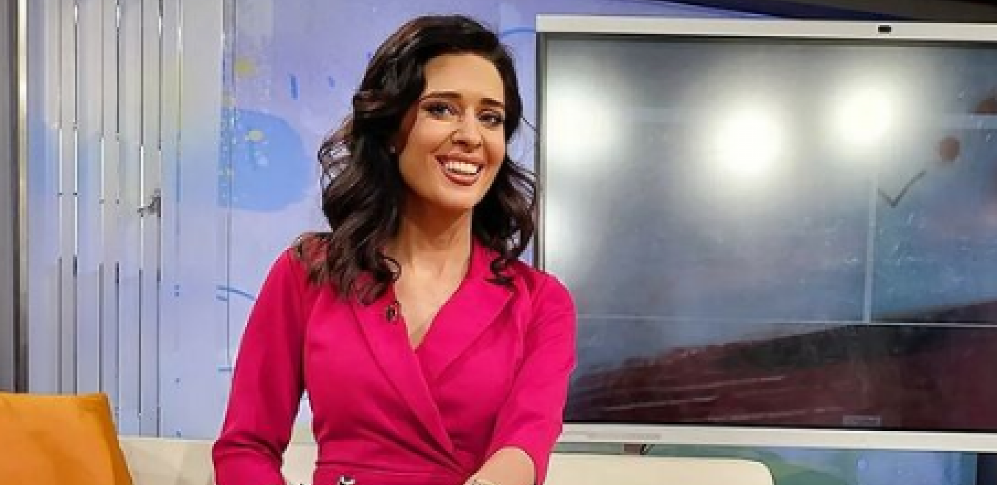 VODITELJKA RTS-A PONOVO ZAPALILA INTERNET Ivana Milenković u provokativnom izdanju ostavlja bez daha, a svi BULJE U JEDNO DOLE! (FOTO)