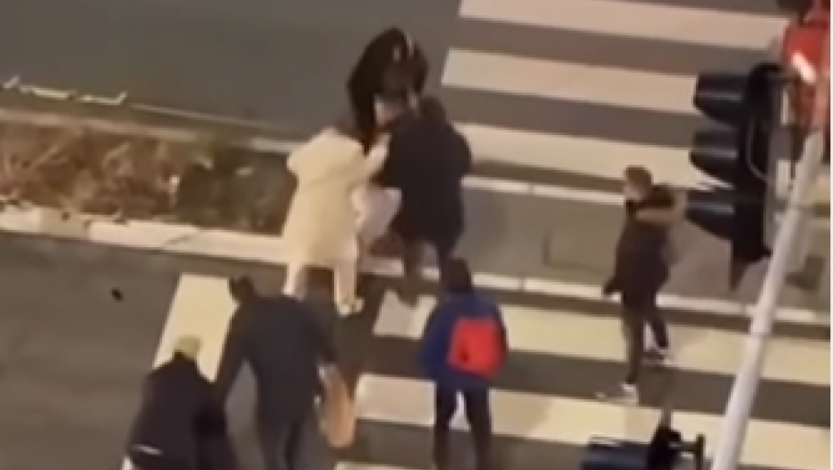 TUČA NASRED PEŠAČKOG PRELAZA NA TROŠARINI Devojka moli za pomoć, dok prolaznici u čudu gledaju! (VIDEO)