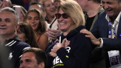 DIJANA ZAPLAKALA OD SREĆE Nole prekinuo intervju, obratio se majci, a ceo stadion joj pevao pesmu (VIDEO)