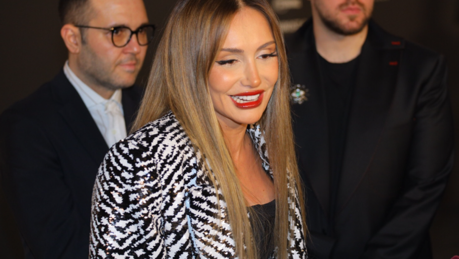 EMINA JAHOVIĆ ZASENILA SVE ODLIČNIM IZGLEDOM Pevačica dodatno zategla lice i osvežila se, a onda svima ponosno priznala "ZALJUBLJENA SAM" (FOTO)