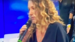 UNI SENIĆ IZVIRILE GAĆE UŽIVO U PROGRAMU Voditeljka u nikad provokativnijem izdanju, kamere uhvatile NEZGODAN MOMENAT! (FOTO)