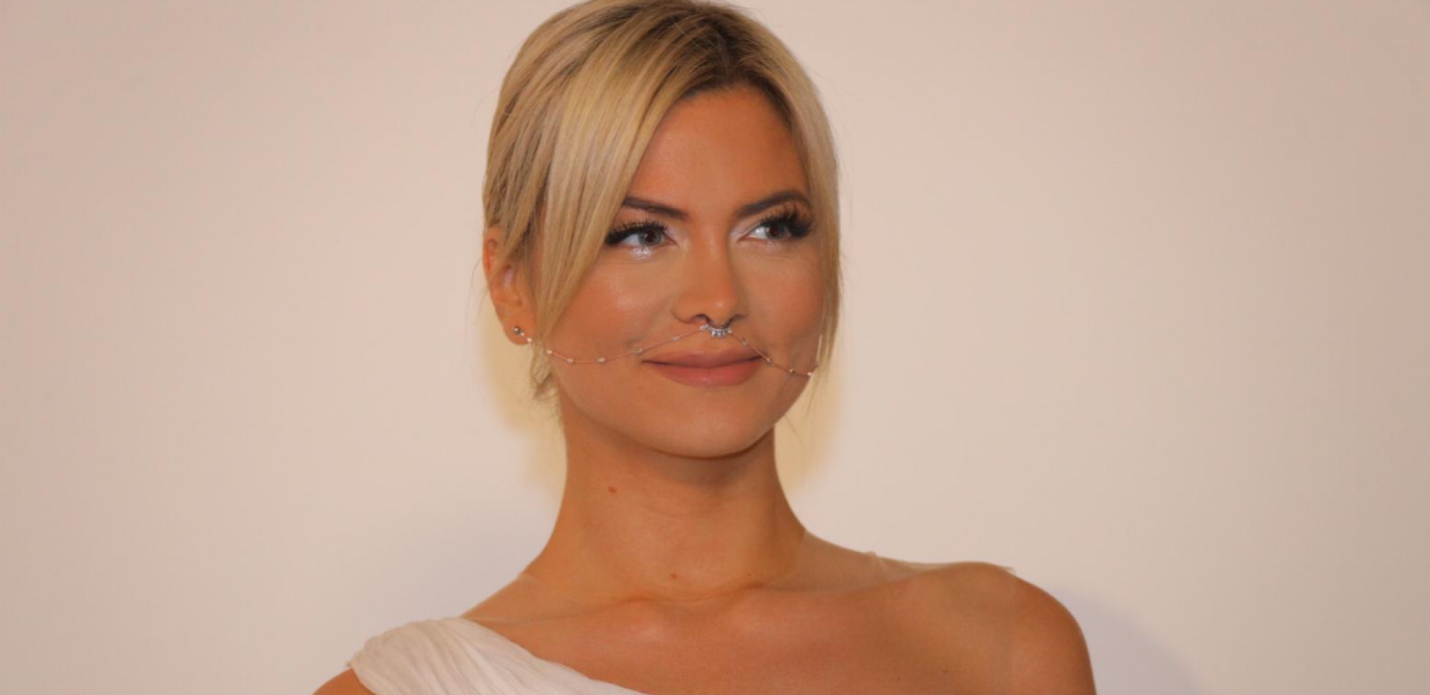 MILICA PAVLOVIĆ ZASENILA SVE KOLEGE GLAMUROZNIM POJAVLJIVANJEM NA MAC-U Gala haljina ostavlja bez daha, pevačica KAO BOGINJA (FOTO)