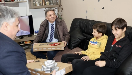 IGOR I OGNJEN SU DANAS NAJSREĆNIJA DECA U SRBIJI! Ministar ušao u seosku kuću i otvorio pakete, kada su videli šta je, lica im je ozario osmeh(VIDEO)