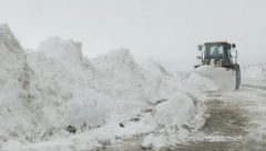 SNEG NA PLANINAMA NE PRESTAJE DA PADA Dežure ekipe na terenu, putari uveli dežurstvo koje traje 24 časa