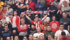 DODATNI VETAR U LEĐA SA TRIBINA Bivši fudbaler Zvezde sa porodicom bodri crveno-bele protiv Albe (VIDEO)