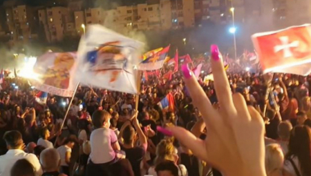 EVO ZAŠTO SE SRBI ZDRAVE SA 3 PRSTA Svi misle da je zbog Svetog Trojstva, ali ne znaju pravi razlog