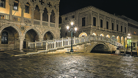 GRUPA ALBANACA SA ZASTAVOM RAZBESNELA MEŠTANE Prvo blokirali trg u Veneciji, pa pokušali nedopustiv čin! (FOTO)