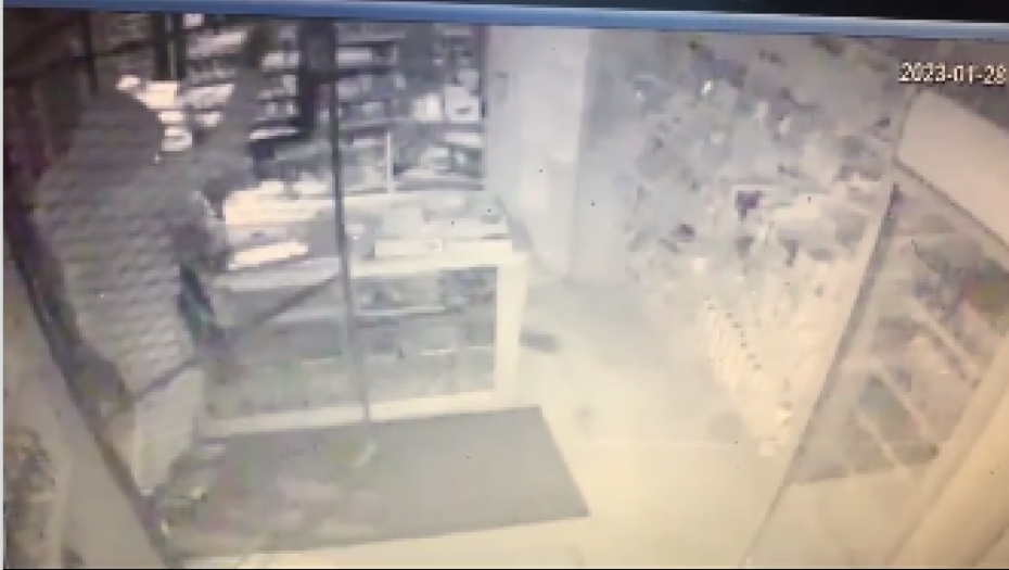 DA LI PREPOZNAJETE OVE RAZBOJNIKE? Brusilicom isekli rešetke na prodavnici u Futogu, pa je opustošili! (VIDEO)
