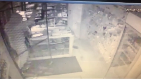 DA LI PREPOZNAJETE OVE RAZBOJNIKE? Brusilicom isekli rešetke na prodavnici u Futogu, pa je opustošili! (VIDEO)
