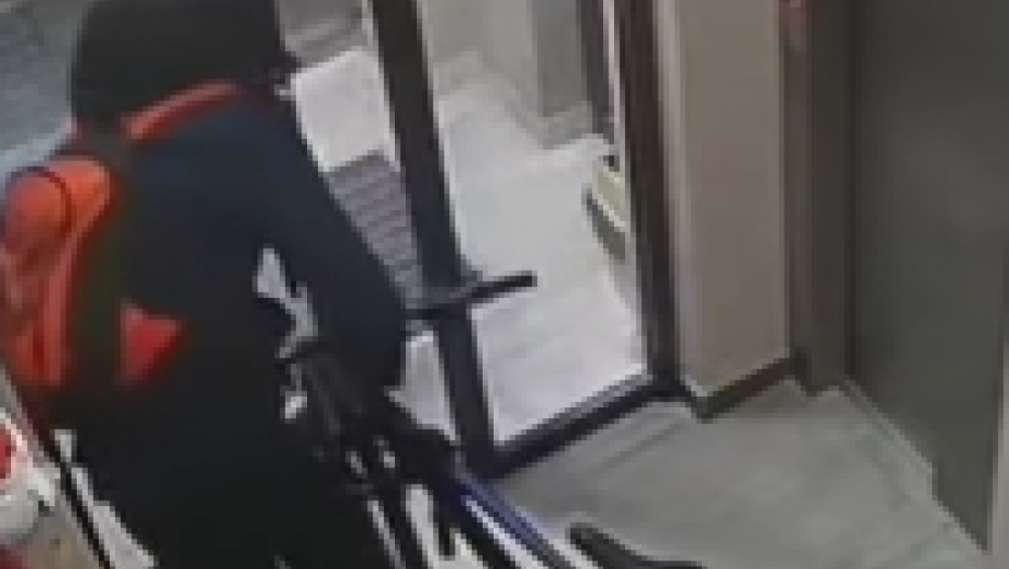 NI DA SE OSVRNE PREKO RAMENA - MLADIĆ HLADNOKRVNO KRADE BICIKL Otimačina se odigrala u stambenoj zgradi na Mirijevskom brdu (VIDEO)