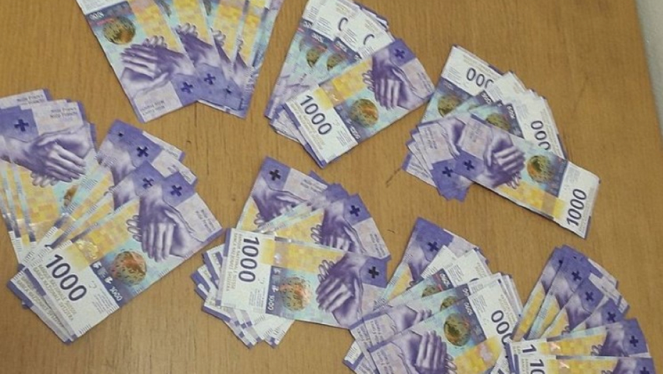 ZAPLENJENE DEVIZE NA BATROVCIMA Pripadnici Uprave carina u  ''Lend roveru'' švajcaskih tablica otkrili neprijavljenih 46.600 franaka