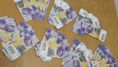 ZAPLENJENE DEVIZE NA BATROVCIMA Pripadnici Uprave carina u  ''Lend roveru'' švajcaskih tablica otkrili neprijavljenih 46.600 franaka