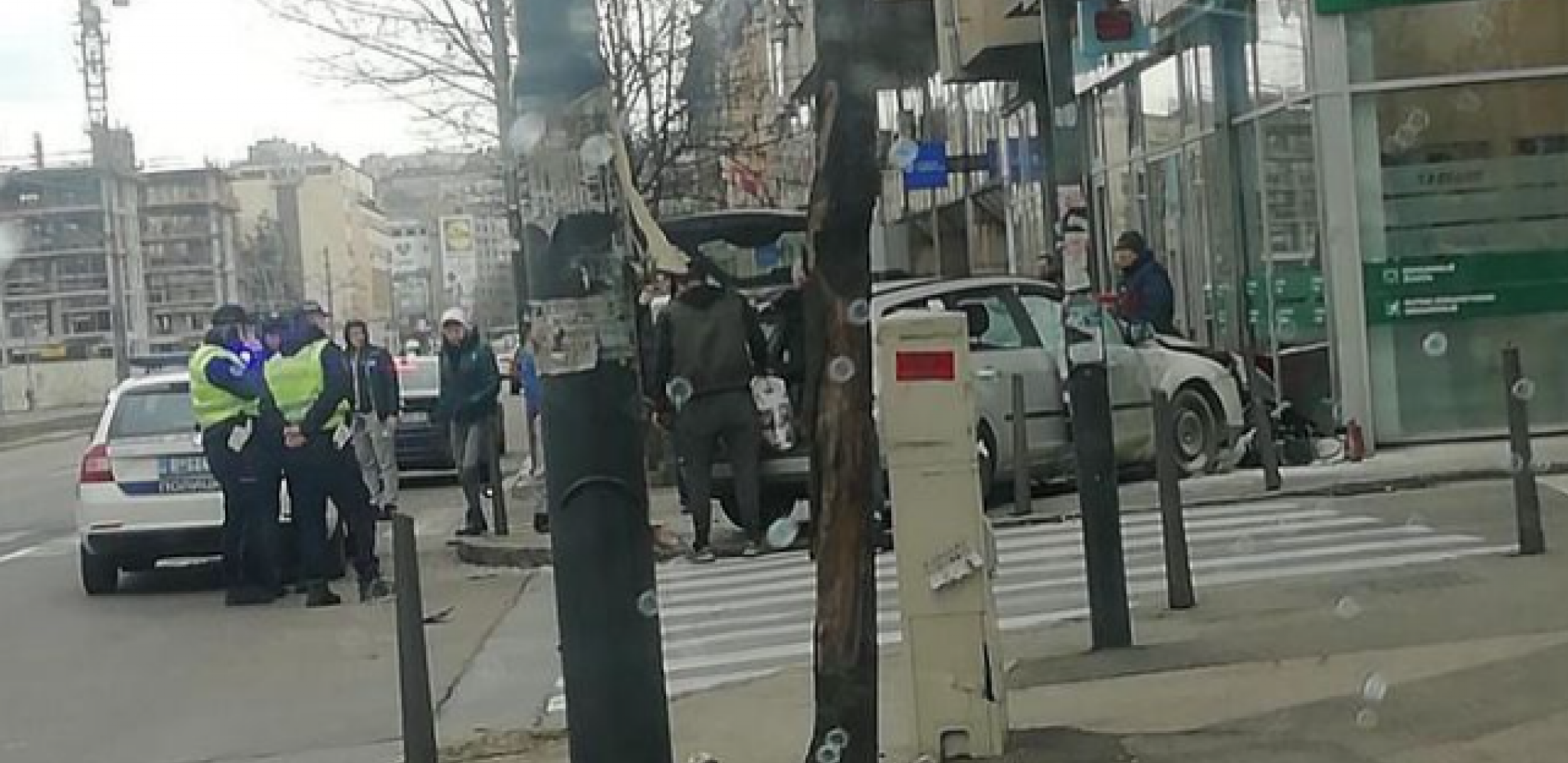 SAOBRAĆAJNA NESREĆA NA UGLU SAVSKE I VIŠEGRADSKE Autom uleteo u izlog, jedna osoba povređena